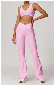 Détail du pantalon de yoga taille haute en V et de la brassière de sport rose contrastée