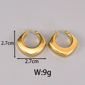 Détail de boucles d'oreilles créoles carrées dorées avec dimensions 2,7 cm et poids 9g