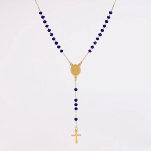 Vue détaillée du chapelet doré avec perles bleues et médaille de la Vierge Marie