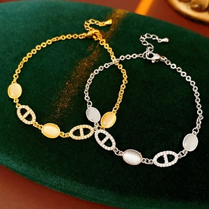 Vue détaillée des bracelets or et argent avec opale et maillons sertis de diamants fins