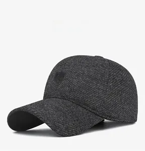 Vista laterale del cappellino da baseball grigio scuro con toppa ricamata a scudo