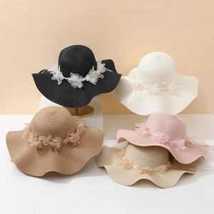 Chapeaux de paille à large bord avec fleurs en tulle et perles en cinq coloris