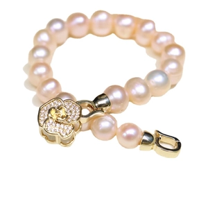 Elegant 8-9mm freshwater pearl bracelet with a golden camellia flower jewelry clasp