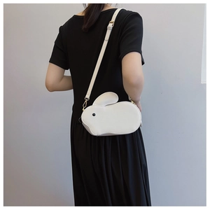 Sac bandoulière en cuir PU blanc en forme de lapin porté par un mannequin