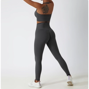 Détail du soutien-gorge de sport gris foncé sans couture et legging de yoga à taille haute