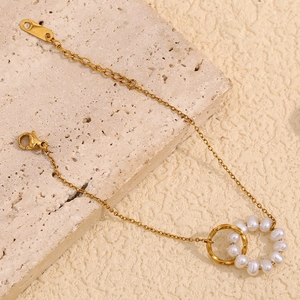 Elegant 18K gold-plated double-ring chain bracelet featuring pearl and twisted metal accents
