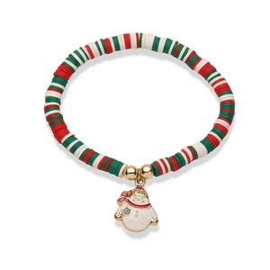Gros plan d'un bracelet de Noël fait main avec perles en argile et pendentif bonhomme de neige