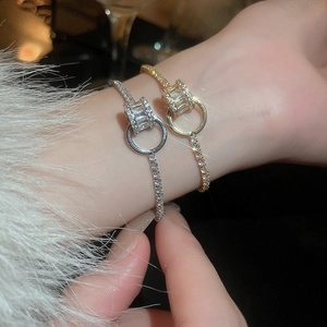 Détail du bracelet géométrique réglable avec pavé de zircons brillants et dorure luxe