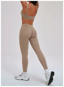 Vue arrière d'un ensemble leggings de yoga taille haute et brassière beige mat terre