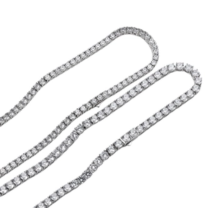 Collier rivière en argent 4mm serti de zircons ronds brillants sur fond blanc épuré