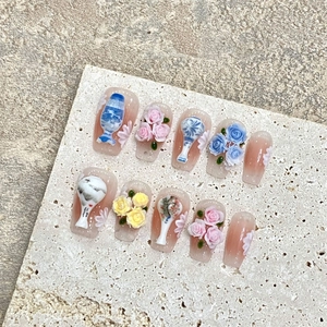 Détails de roses 3D et motifs porcelaine sur ongles press-on élégants rose nude