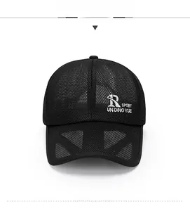 Dettaglio del tessuto a rete nero traspirante e ricamo del logo R su cappello sportivo