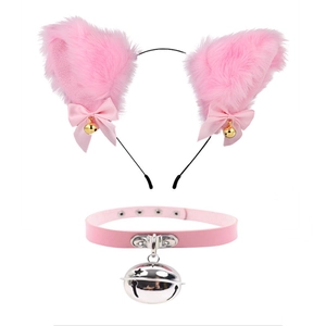 Détail de serre-tête oreilles de chat roses avec clochettes et collier assorti