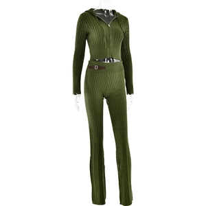 Detail eines grünen Strick-Zweiteilers mit Kapuzenjacke mit Reißverschluss und Hose