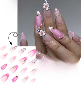 Détail d'ongles en amande dégradé rose avec fleurs 3D et motifs léopard élégants