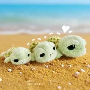 Tre simpatiche tartarughe marine di peluche di varie dimensioni su una spiaggia di sabbia