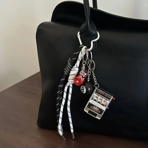 Kreativer Anhänger mit Würfeln und Billardkugel an Ledertasche mit Karabiner