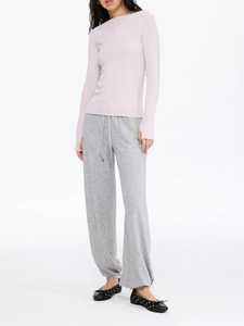 Détail du haut rose à manches longues et pantalon de jogging gris à cordon