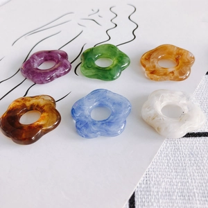 Set of 26mm resin acrylic flower charms with colorful marble and tortoiseshell patterns