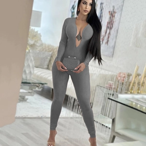 Detail eines grauen Langarm-Bodys mit tiefem V-Ausschnitt und schlankem rückenfreiem Design