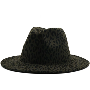 Dettaglio cappello fedora leopardato in feltro di lana verde oliva scuro e nero