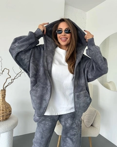 Détail du survêtement tie-dye gris foncé avec sweat à capuche zippé et pantalon