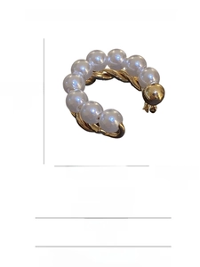 Dettaglio con dimensioni del ear cuff dorato intrecciato da 1,7 cm con perle bianche