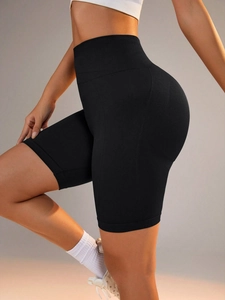 Detailansicht der nahtlosen schwarzen Yoga-Shorts mit hoher Taille und Rippbund