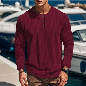 Detailaufnahme des weinroten Rippstrickgewebes und der Knopfleiste am Herren Henley Shirt