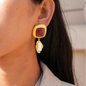 Detail view of retro earrings with square resin inlay and baroque pearl pendant on model
