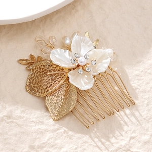 Peigne à cheveux élégant avec feuilles dorées, fleurs blanches, perles et strass mariée
