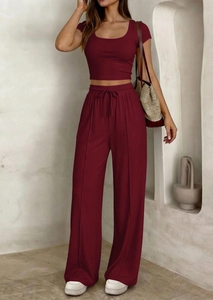 Détail d'un ensemble haut court en maille côtelée bordeaux et pantalon large à cordon