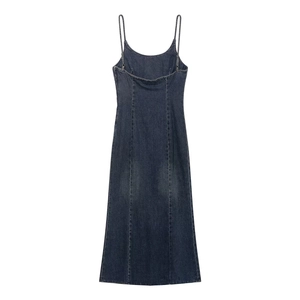 Eng anliegendes dunkelblaues Denim-Midikleid mit Spaghettiträgern und Nähten