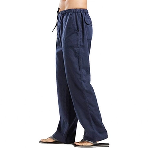 Dettaglio laterale dei pantaloni in lino blu navy con vita a coulisse e tasche laterali