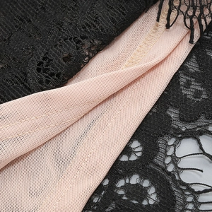 Détail de dentelle noire sur doublure en maille nude avec coutures de haute précision