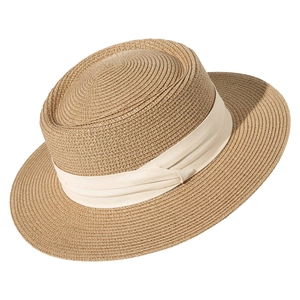 Dettaglio cappello di paglia a cima piatta con trama intrecciata e nastro beige