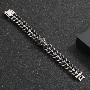 Vue détaillée du bracelet punk tête de loup et chaîne en acier en argent rétro