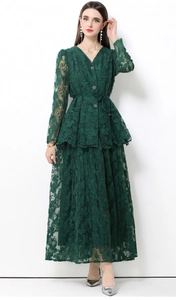 Detail der waldgrünen Spitzenstruktur, Vintage-Knöpfe und Quastengürtel am Kleid