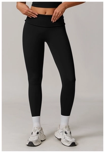 Gros plan sur le legging de yoga noir à taille haute et large bande de maintien