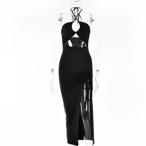 Détail de la robe noire dos nu avec licou et une fente haute au design sexy