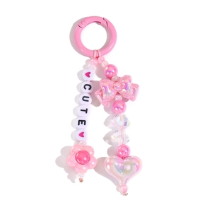Détail du porte-clés en perles roses avec lettres CUTE et breloque fleur acrylique