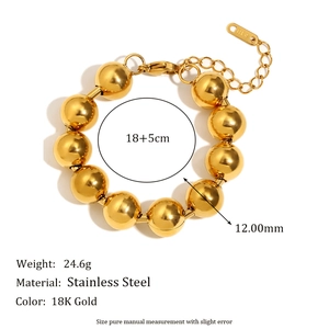 18K vergoldetes Edelstahlarmband mit 12mm großen Perlen auf einem weißen Hintergrund