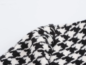 Gros plan sur la texture du tissu à motif pied-de-poule noir et blanc raffiné