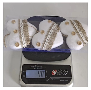 Trois ornements de Noël en forme de cœur en peluche pesant 40 grammes