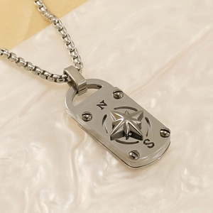 Collier avec pendentif rectangulaire étoile boussole en acier inoxydable poli argenté