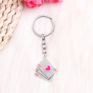Détail de porte-clés cartes de poker à paillettes avec cœur rose et anneau argent