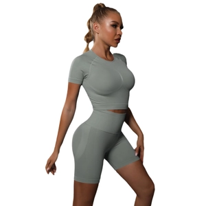 Ensemble de yoga vert sauge sans couture avec short taille haute et haut à manches courtes