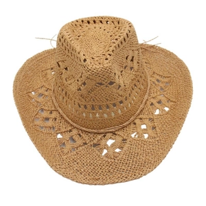 Détails macro du chapeau de cowboy en paille tressée marron avec motifs ajourés