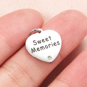 Pendentif cœur en acier argenté gravé Sweet Memories orné d'un petit cristal étincelant