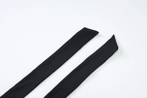 Détail des lanières en tissu noir de haute qualité pour ce body sexy évidé